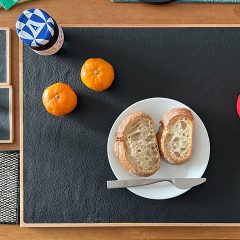 アンケートプレゼントの革とウッド製のコースターが人気です 2