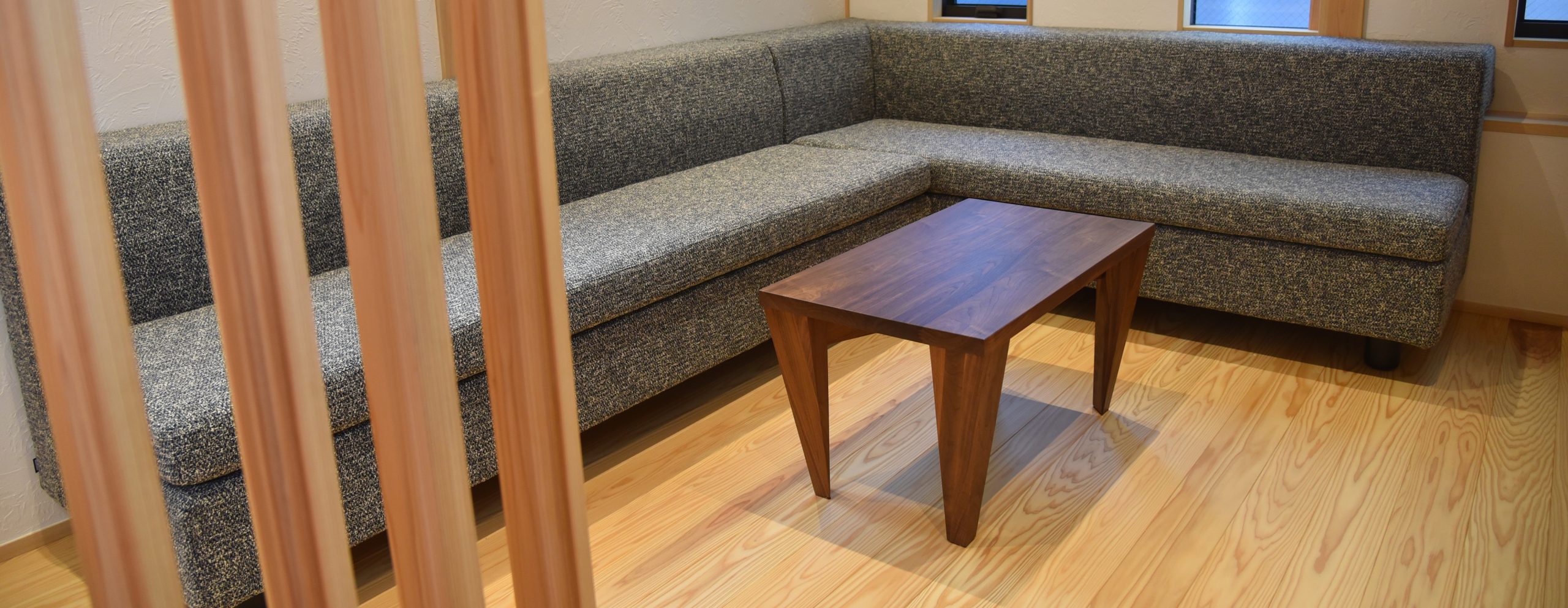 欠き込みを施した造作L型コーナーソファ