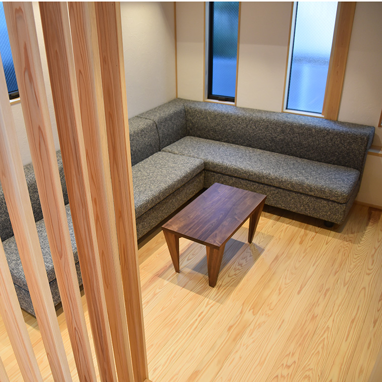 欠き込みを施した造作L型コーナーソファ