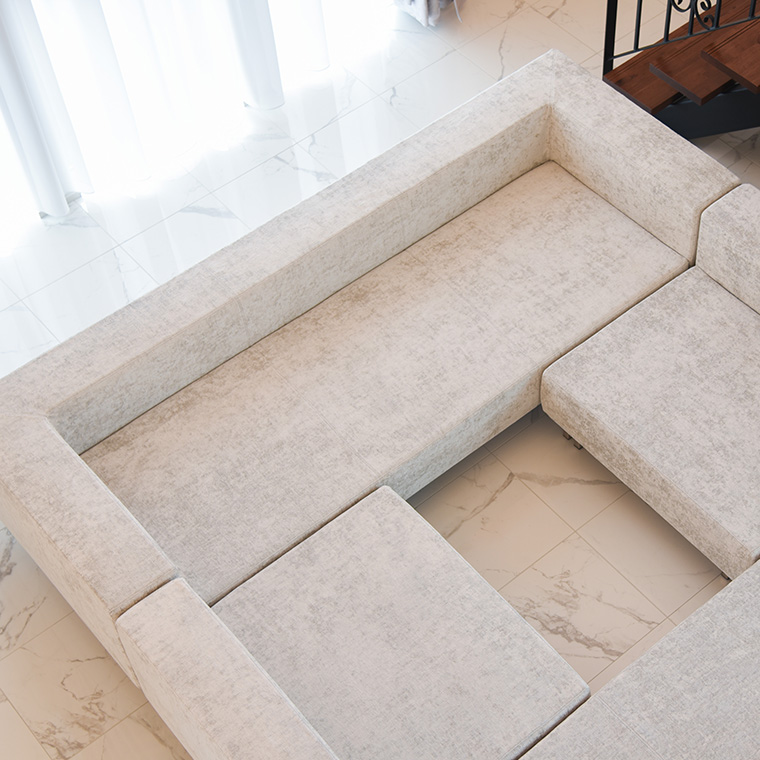 視線が抜け、家族がつながる。 5ピースの別注アイランドソファ