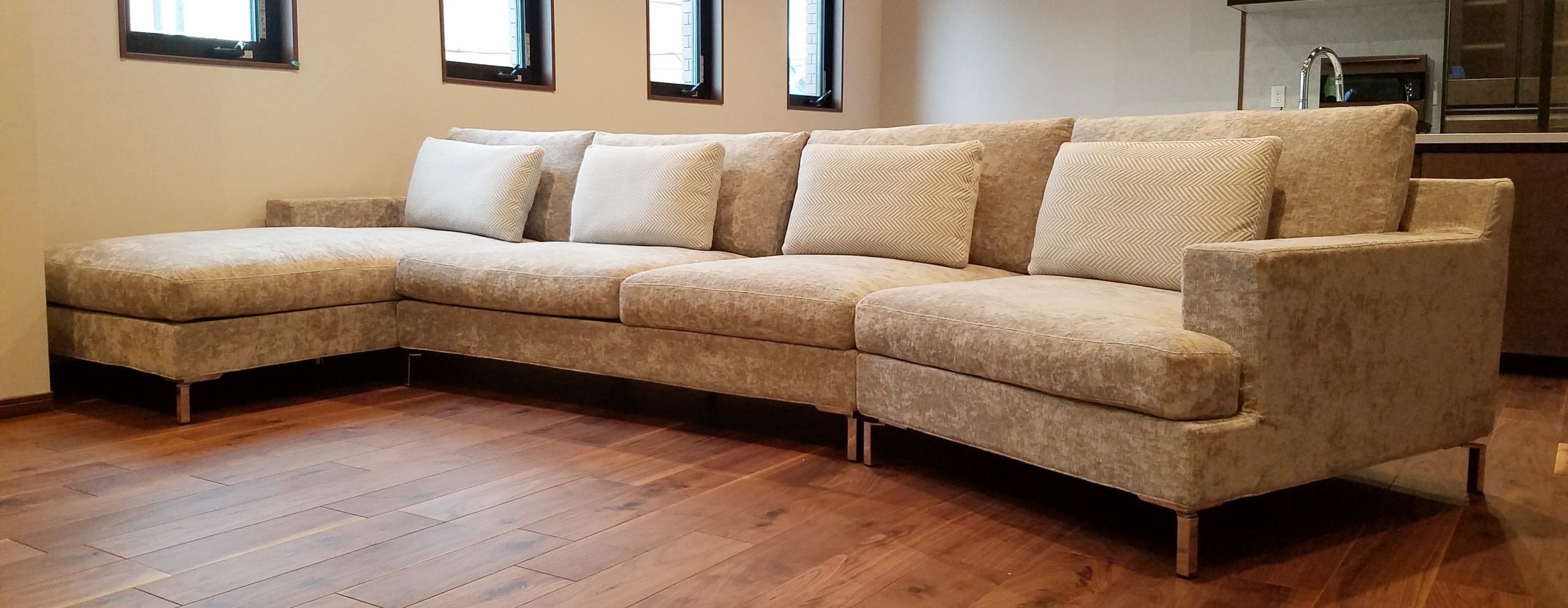 家族をつなぐ、内向きカウチソファ