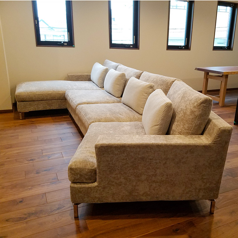 家族をつなぐ、内向きカウチソファ