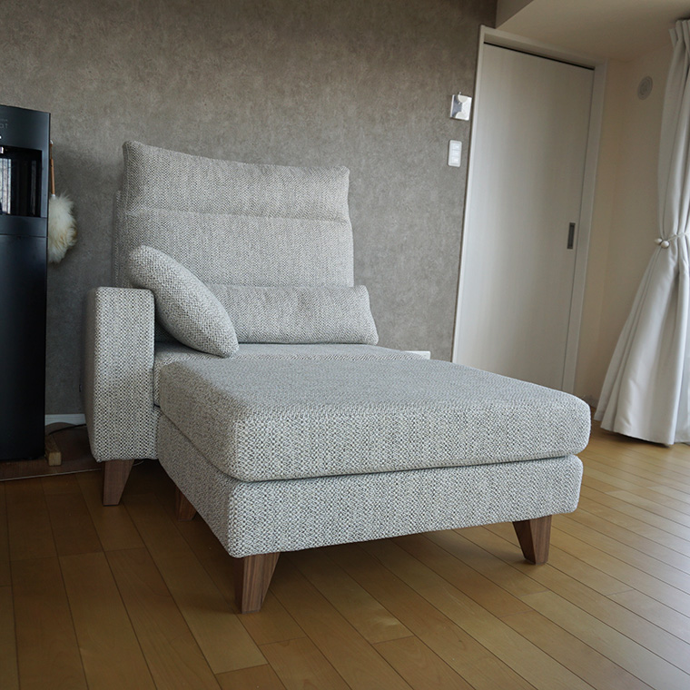 くつろぎも動線も妥協しない。 1cm単位で仕立てた 緻密な設計のハイバックソファ