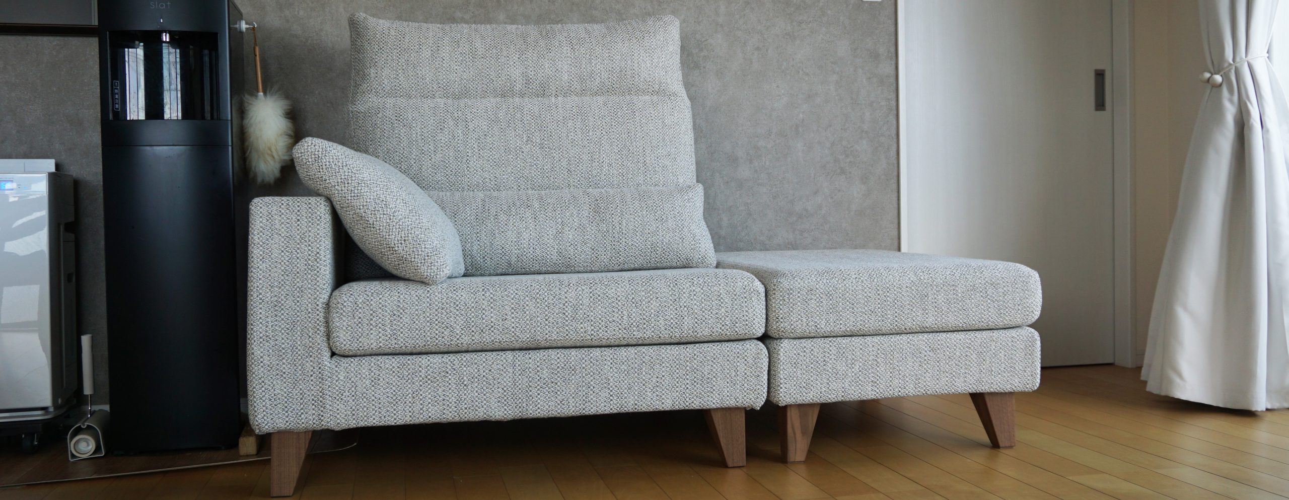 くつろぎも動線も妥協しない。 1cm単位で仕立てた 緻密な設計のハイバックソファ