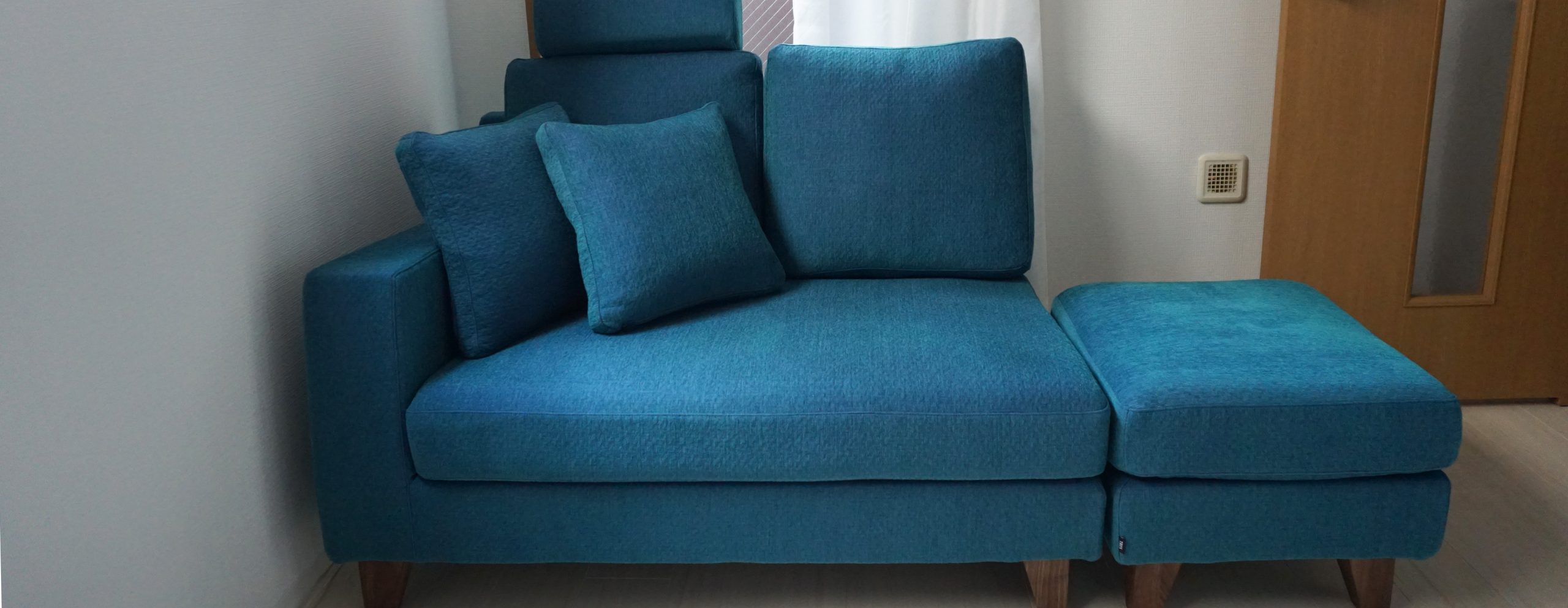 くつろぎも作業もひとつの場所で。 片肘＋オットマンの多目的コンパクトソファ