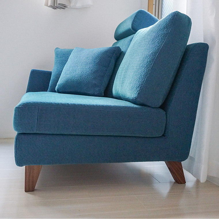 くつろぎも作業もひとつの場所で。 片肘＋オットマンの多目的コンパクトソファ