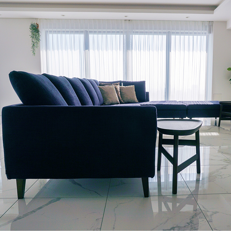 カウチを追加してサイズアップ。大理石フロアに映えるsofa【TB】