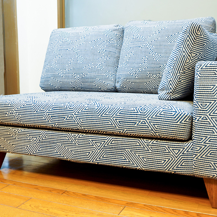 立ち上がりやすく、座りやすい。 限られたスペースにやさしい設計のコンパクトソファ