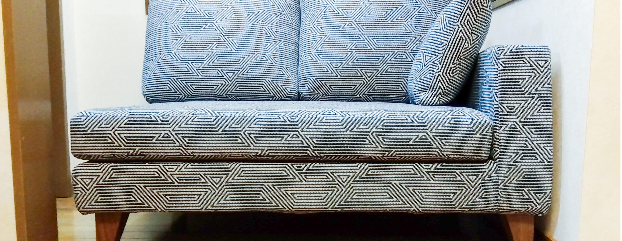 立ち上がりやすく、座りやすい。 限られたスペースにやさしい設計のコンパクトソファ