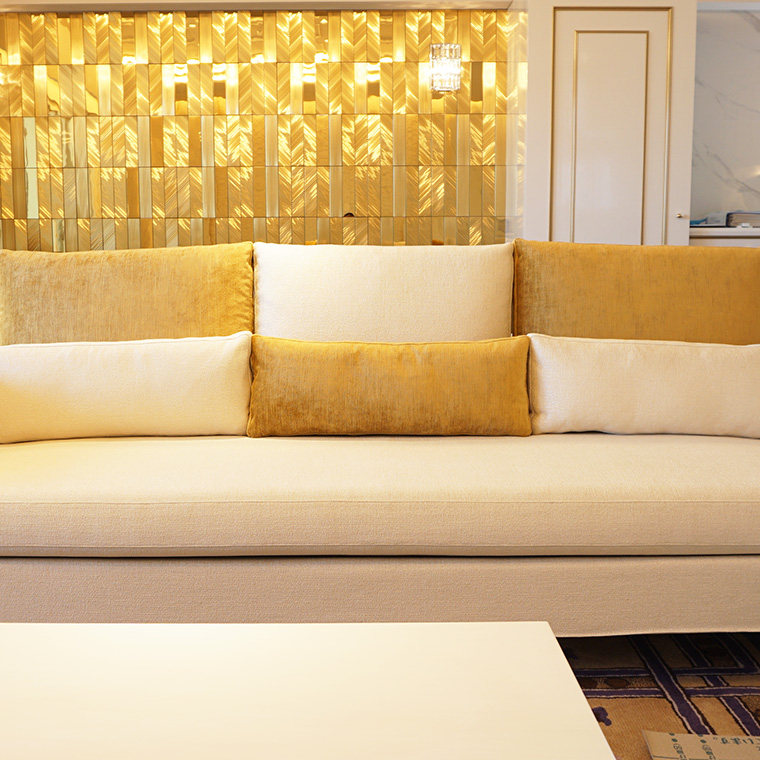 ホワイトとゴールドでまとめた、 奥行き＋5cm・特注脚の別注ソファ