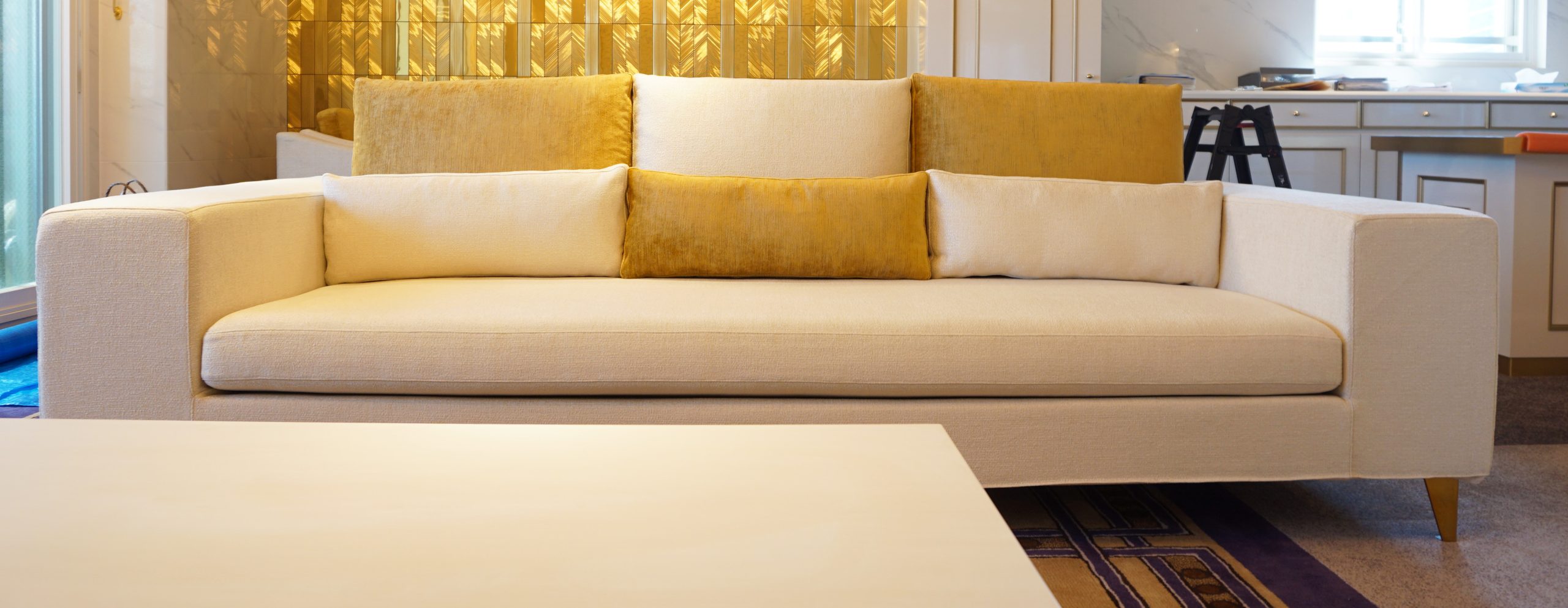 ホワイトとゴールドでまとめた、 奥行き＋5cm・特注脚の別注ソファ