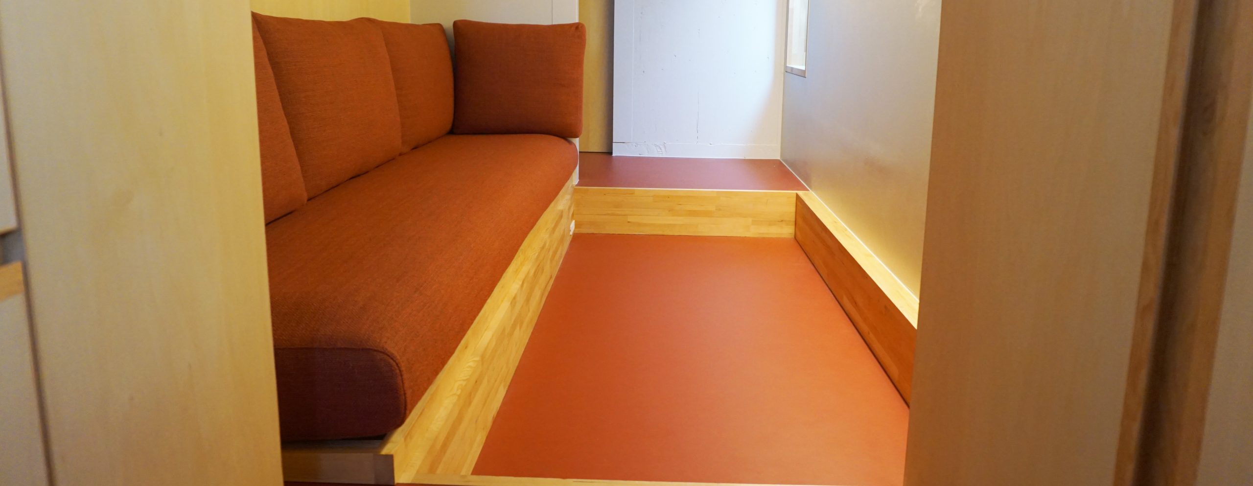 小上がりに生まれた多目的スペースのための特注ソファ