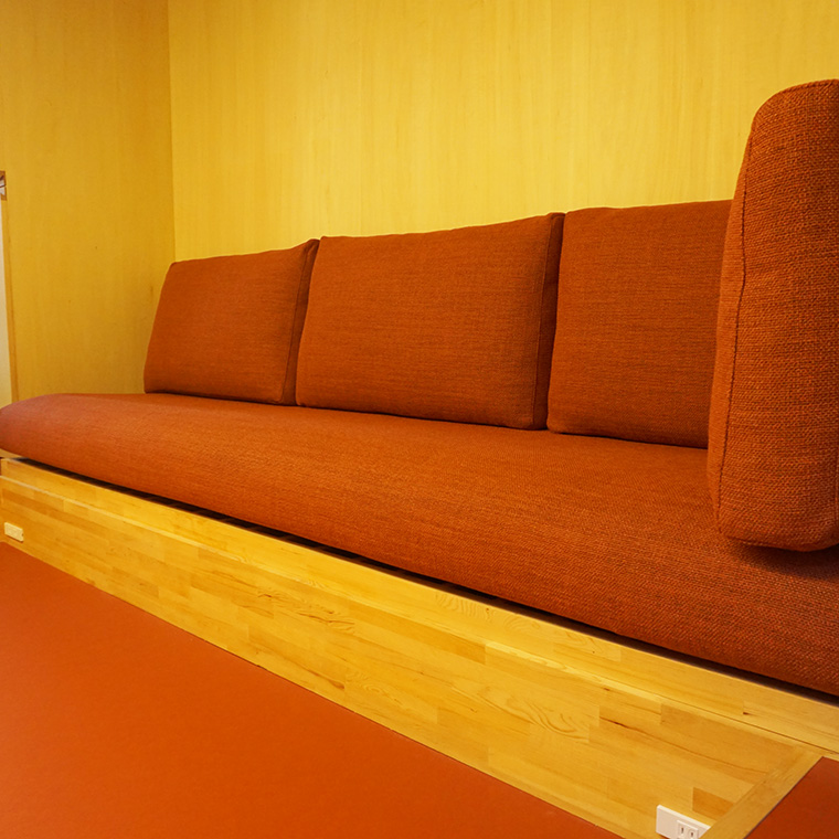 小上がりに生まれた多目的スペースのための特注ソファ