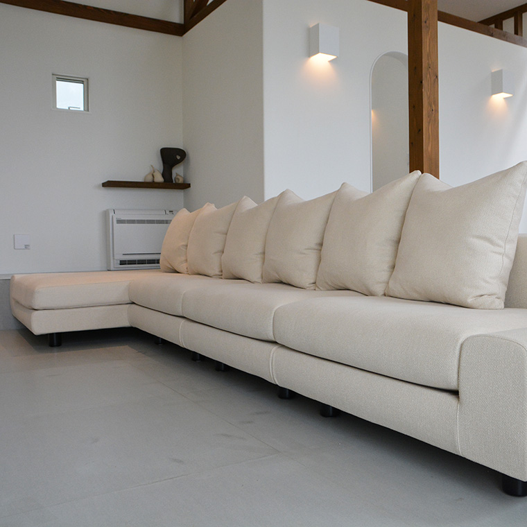 海を望むダウンフロアに柔らかさと 軽やかさを融合した特注ソファ