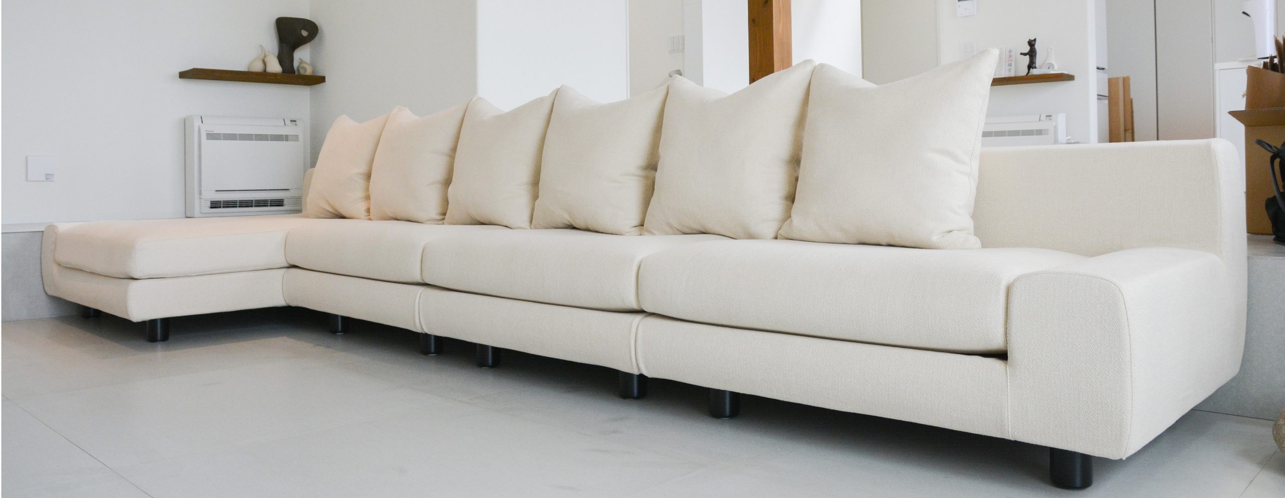 海を望むダウンフロアに柔らかさと 軽やかさを融合した特注ソファ