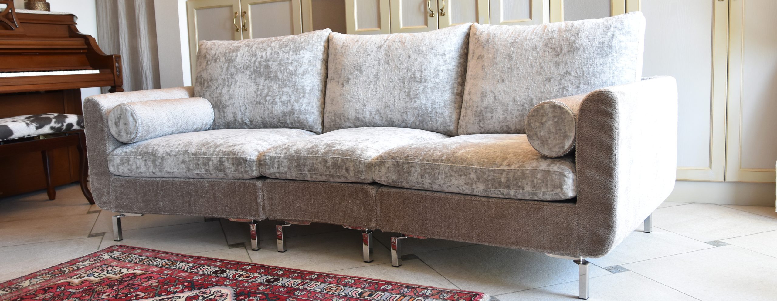 インテリアと調和する、 曲線デザインの特注ソファ