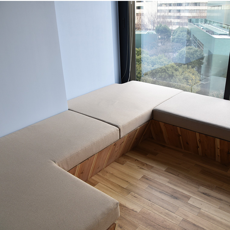 オフィス休憩スペースの造作ベンチ用クッション