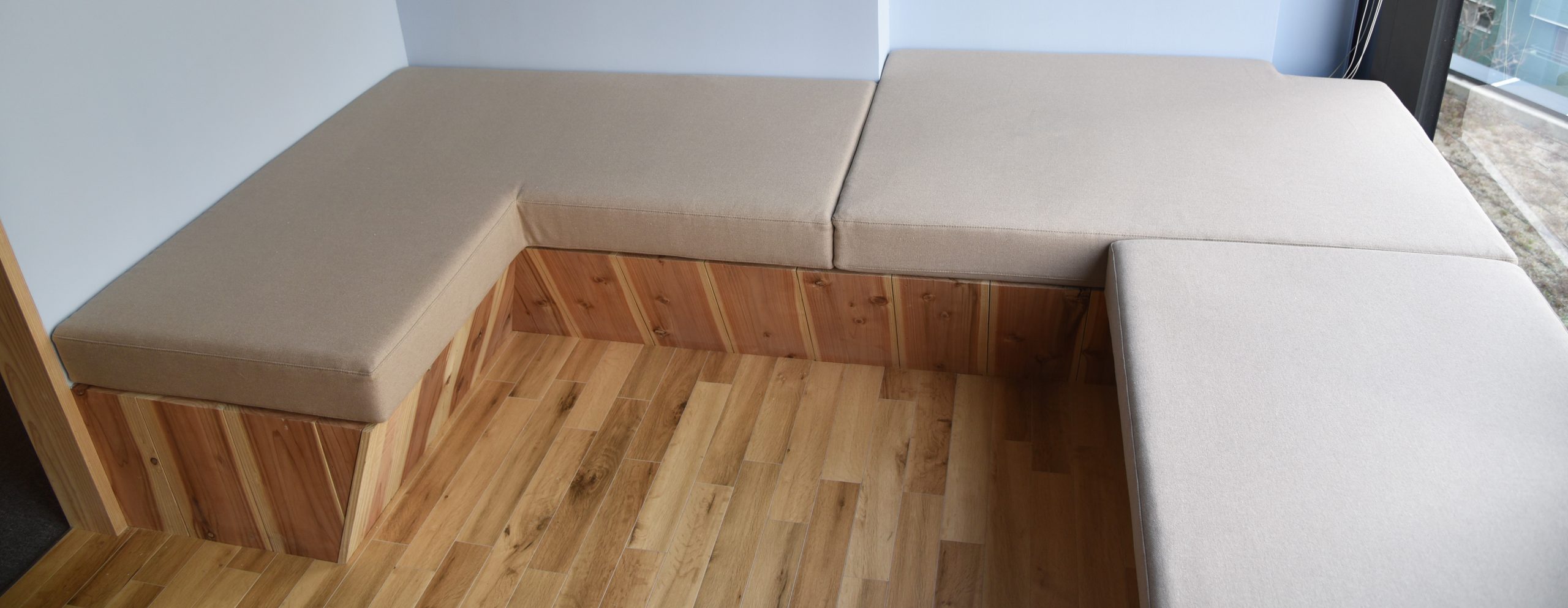 オフィス休憩スペースの造作ベンチ用クッション