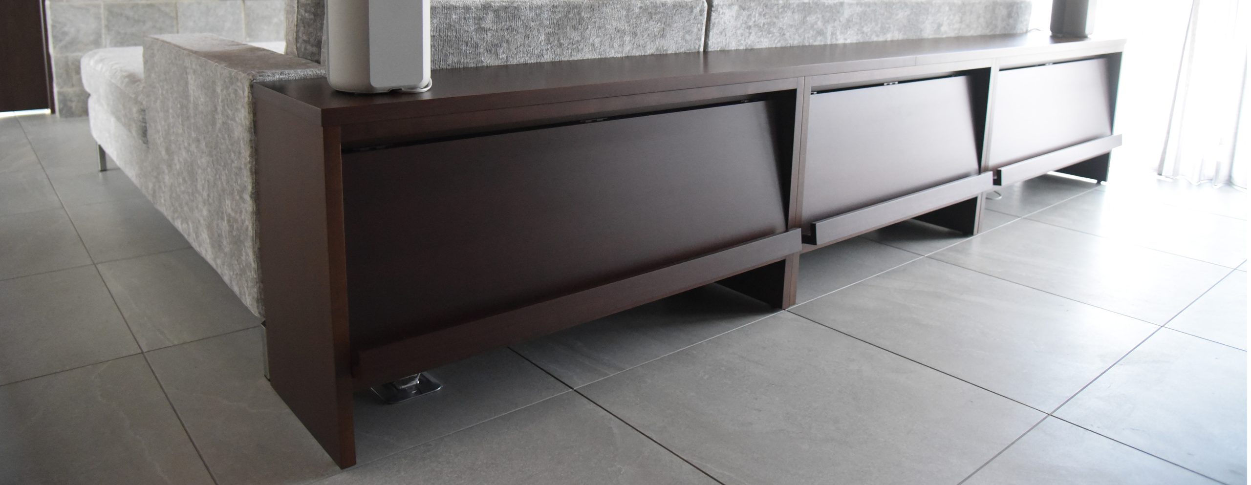 ミリ単位でフィットする、 ソファに合わせた造作シェルフ