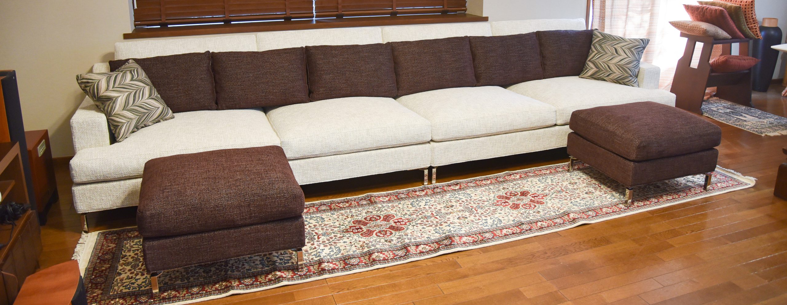 幅およそ4m、 空間をつなぐロングストレートソファ