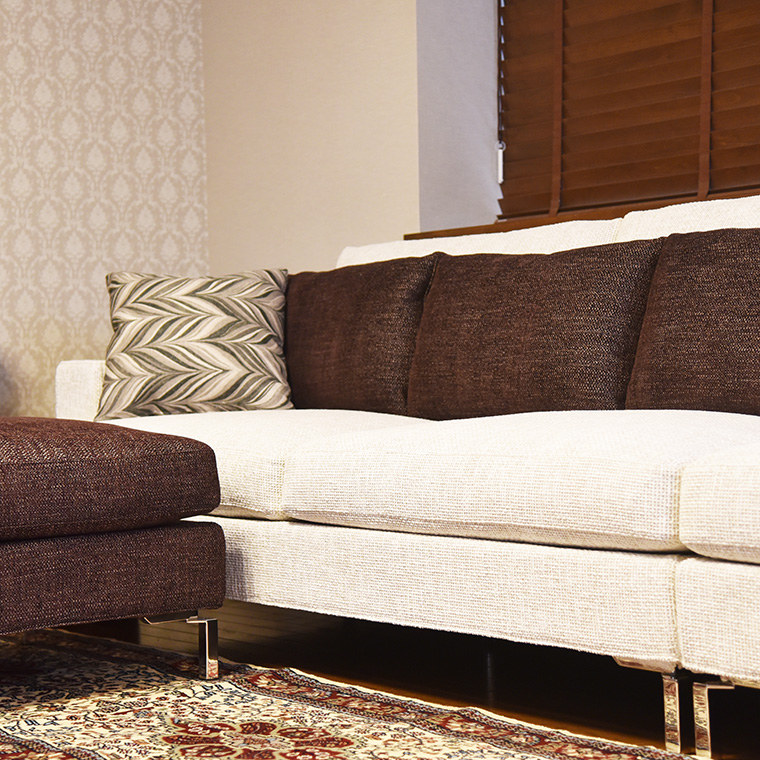 幅およそ4m、 空間をつなぐロングストレートソファ