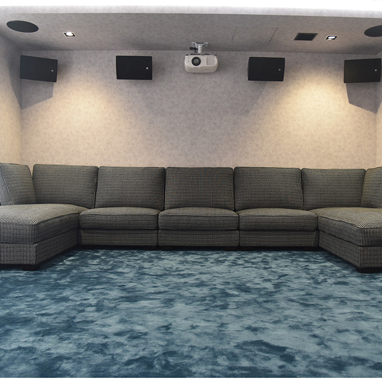 シアタールームにフィットするコの字型ハイバックソファ