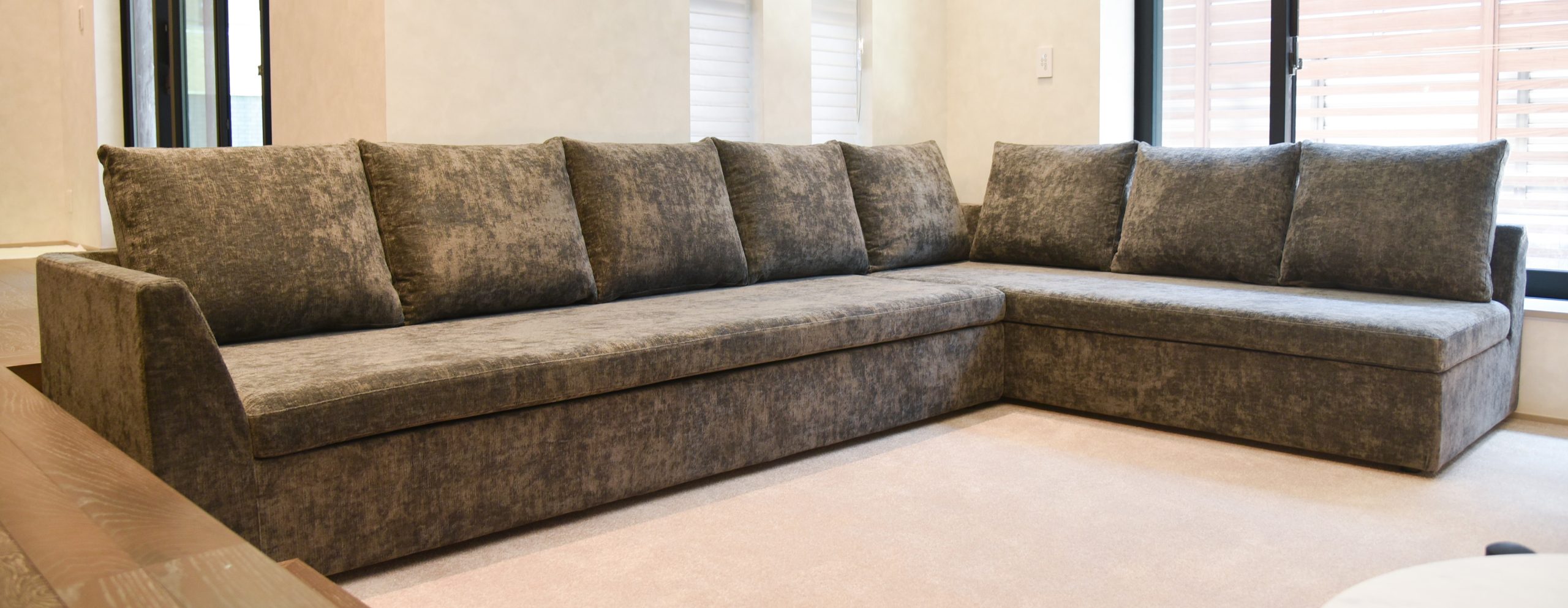 使い方を考慮した調整を加えた ダウンフロアに映える造作ソファ