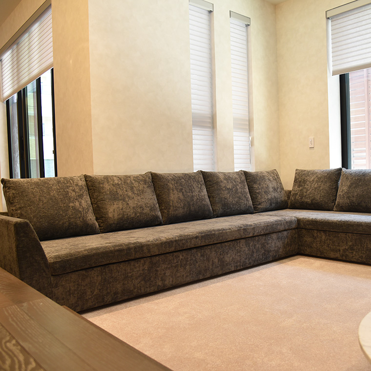 使い方を考慮した調整を加えた ダウンフロアに映える造作ソファ