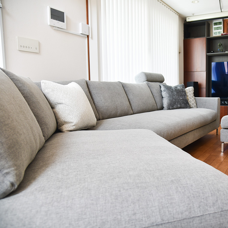 フロアに沿わせて座面を最大化した変形ソファ