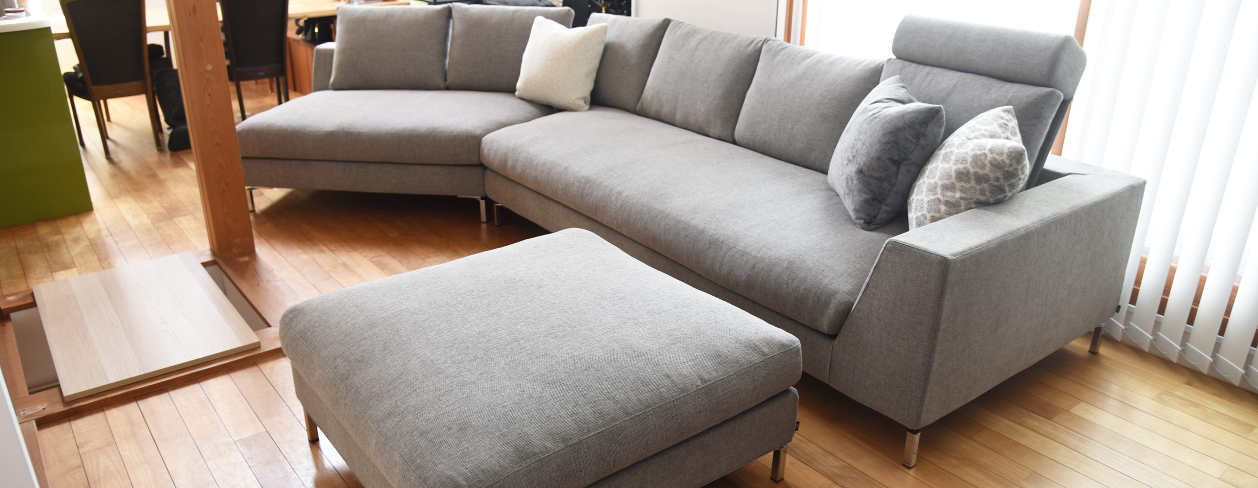 フロアに沿わせて座面を最大化した変形ソファ