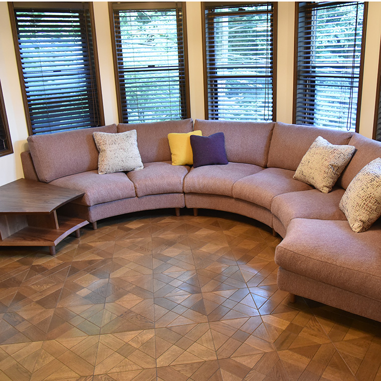 12角形リビングにおさまる特注扇形ソファとテーブル