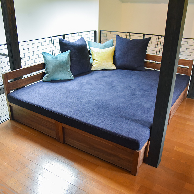 座っても眠っても心地よい、 ベッドのような正方形ソファ