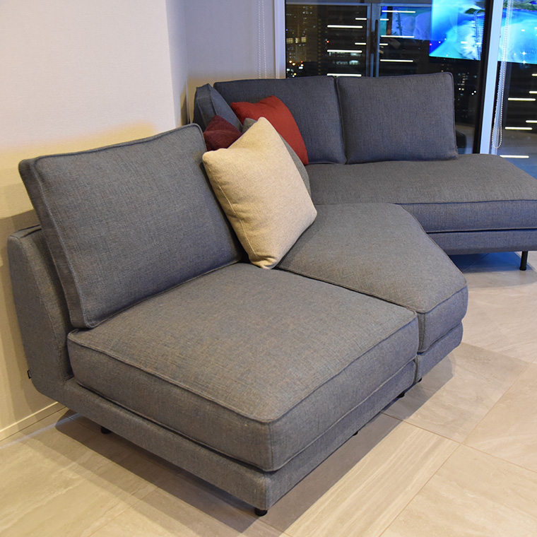 変形リビングの壁面に沿う専用設計ソファ