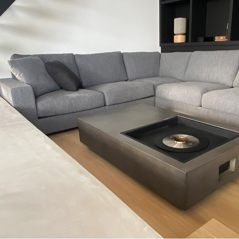 空間に溶け込むよう細部のデザインを調整した 特注L型コーナーソファ