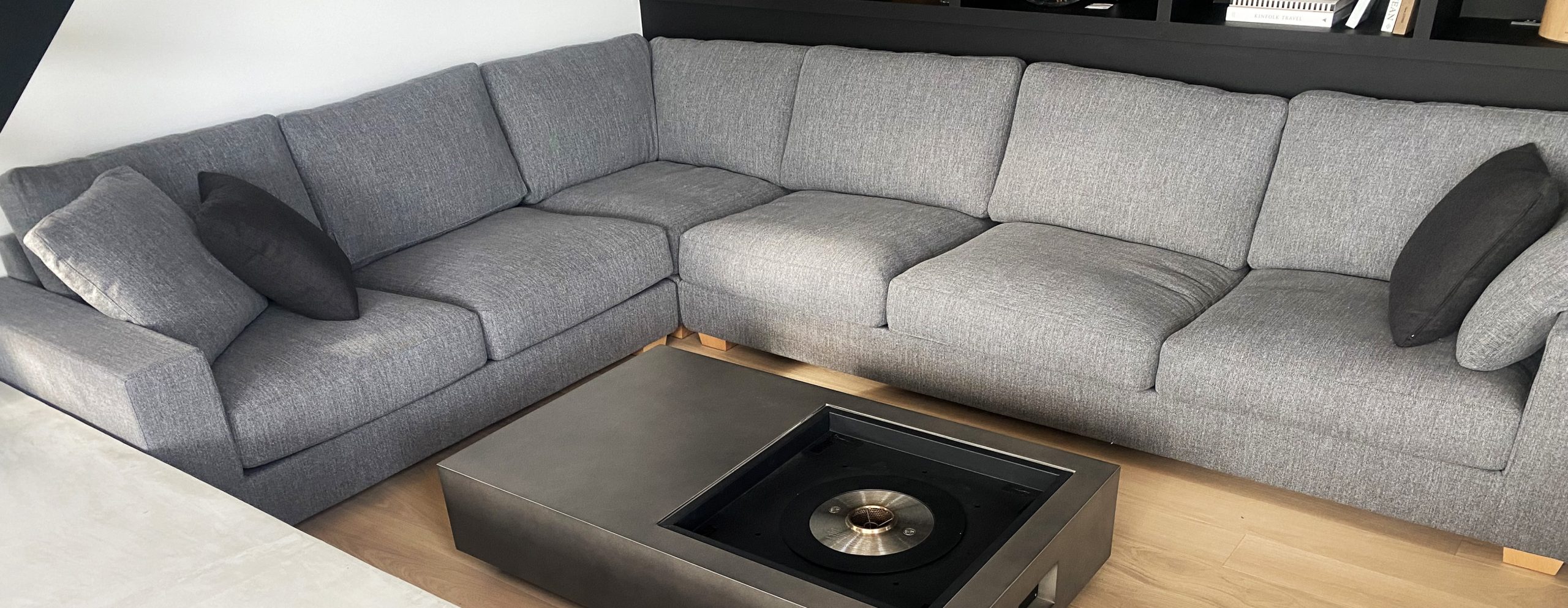 空間に溶け込むよう細部のデザインを調整した 特注L型コーナーソファ