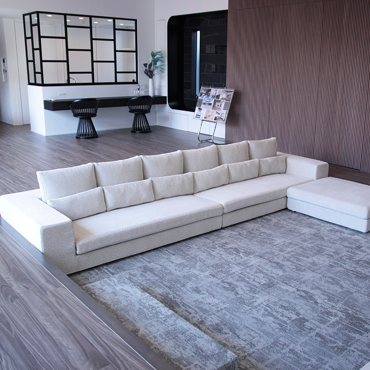 座面の高さをフロアレベルに合わせ 空間と調和したオーダーソファ