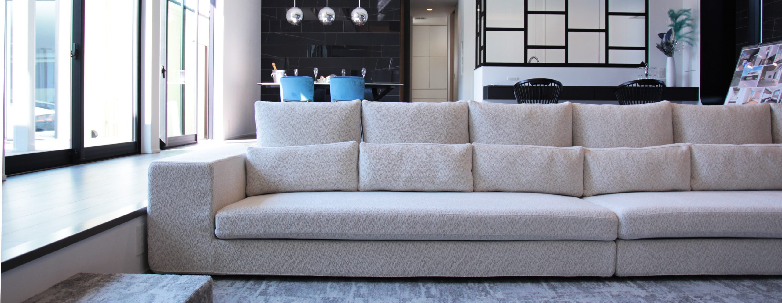 座面の高さをフロアレベルに合わせ 空間と調和したオーダーソファ