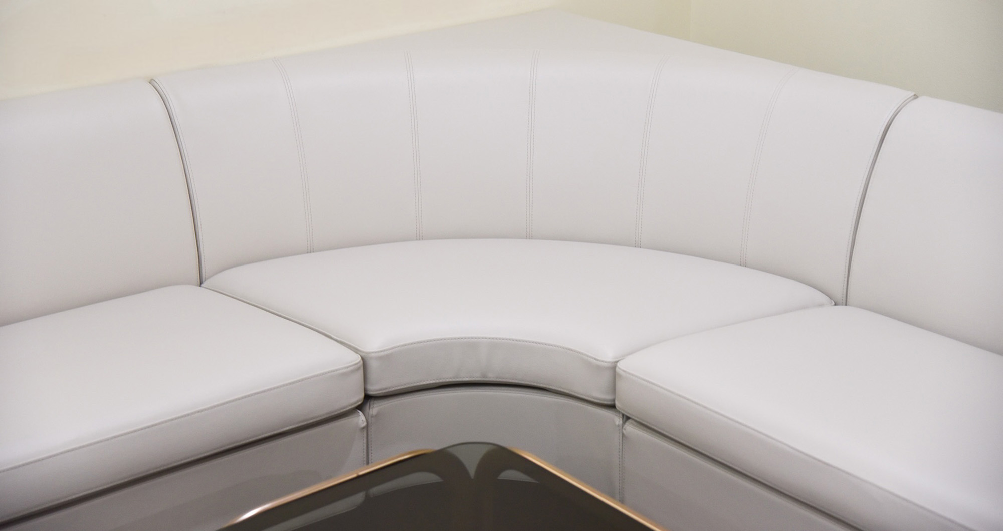 高級マンションロビーを彩る、合皮仕様の特注L字型ソファ | 国産ソファ