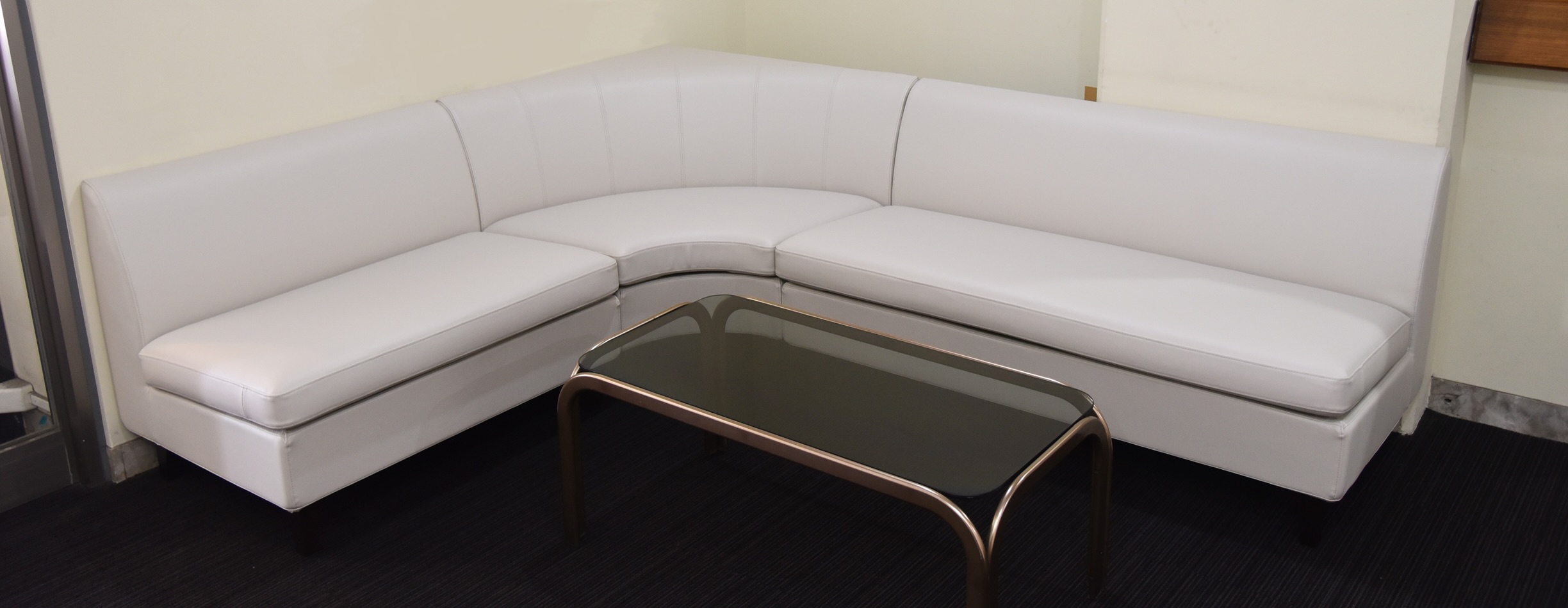 高級マンションロビーを彩る、合皮仕様の特注L字型ソファ