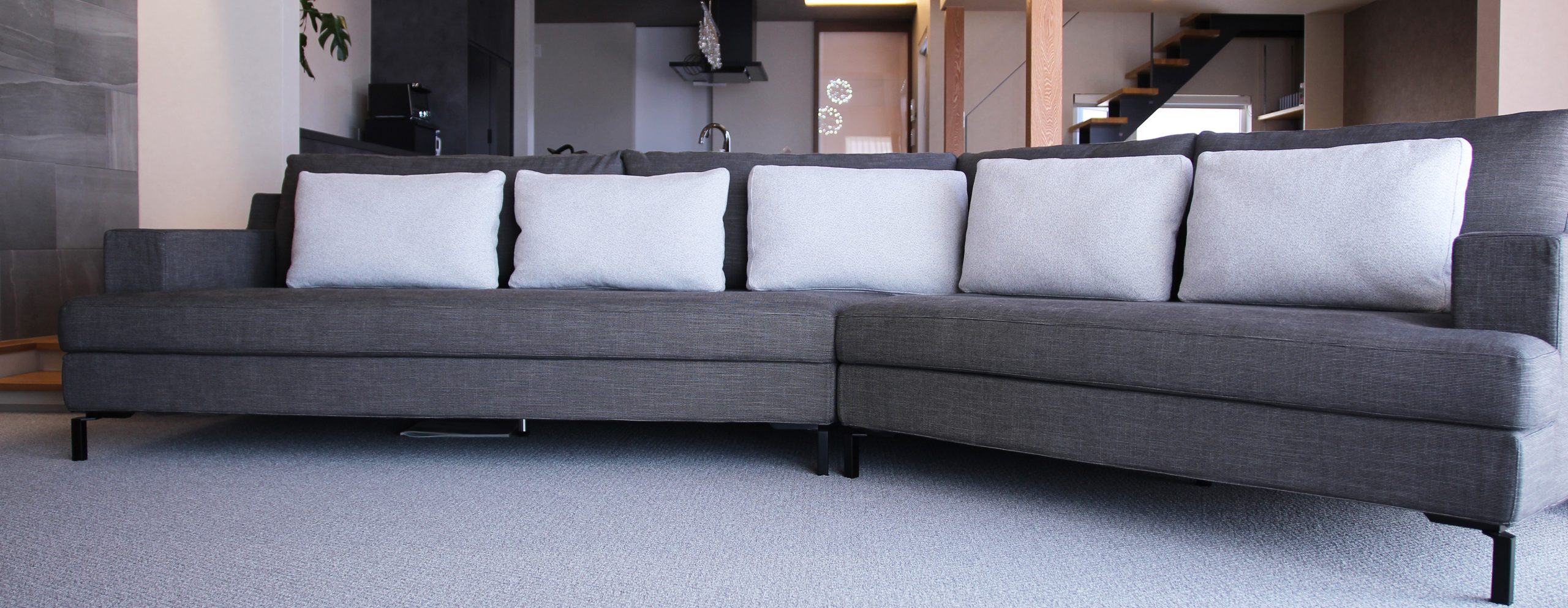 五角形リビングにフィットする“への字”型オーダーソファ