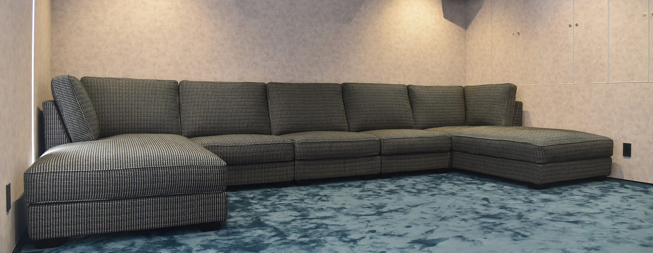 シアタールームにフィットするコの字型ハイバックソファ